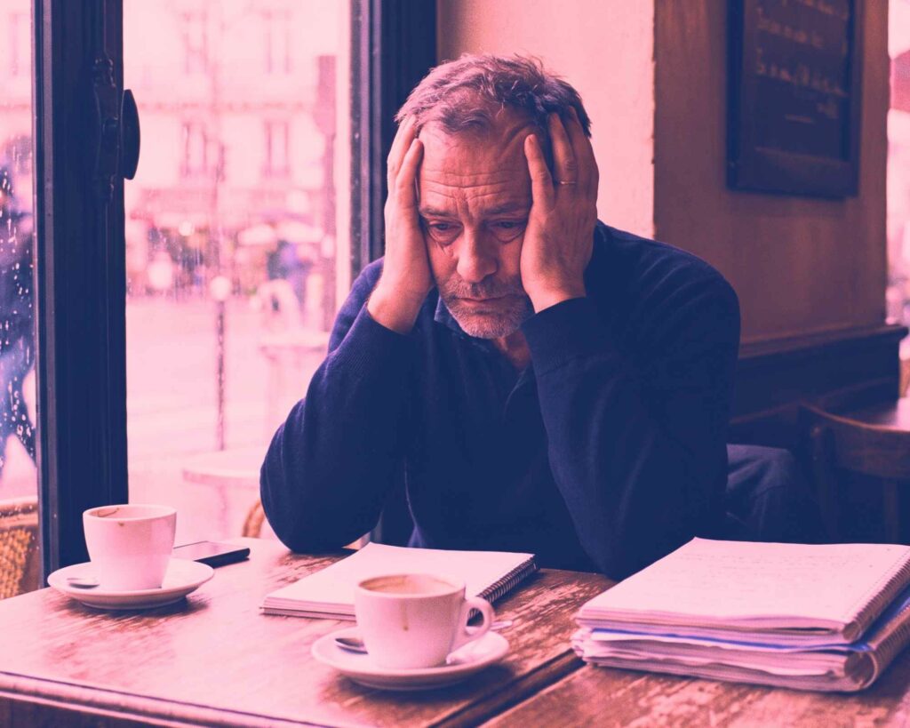 Cet homme est perdu et se pose beaucoup de questions sur son avenir professionnel