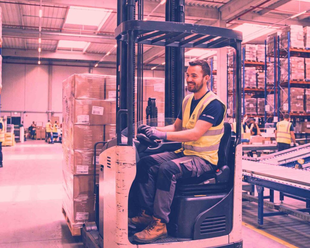 un jeune homme magasinier qui aime son travail dans la logistique